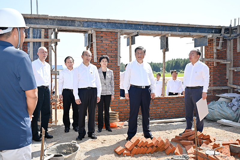 9月6日至8日，中共中央總書(shū)記、國(guó)家主席、中央軍委主席習(xí)近平在黑龍江考察。這是7日上午，習(xí)近平在遭受洪澇災(zāi)害的哈爾濱尚志市老街基鄉(xiāng)龍王廟村，察看水毀房屋重建情況。